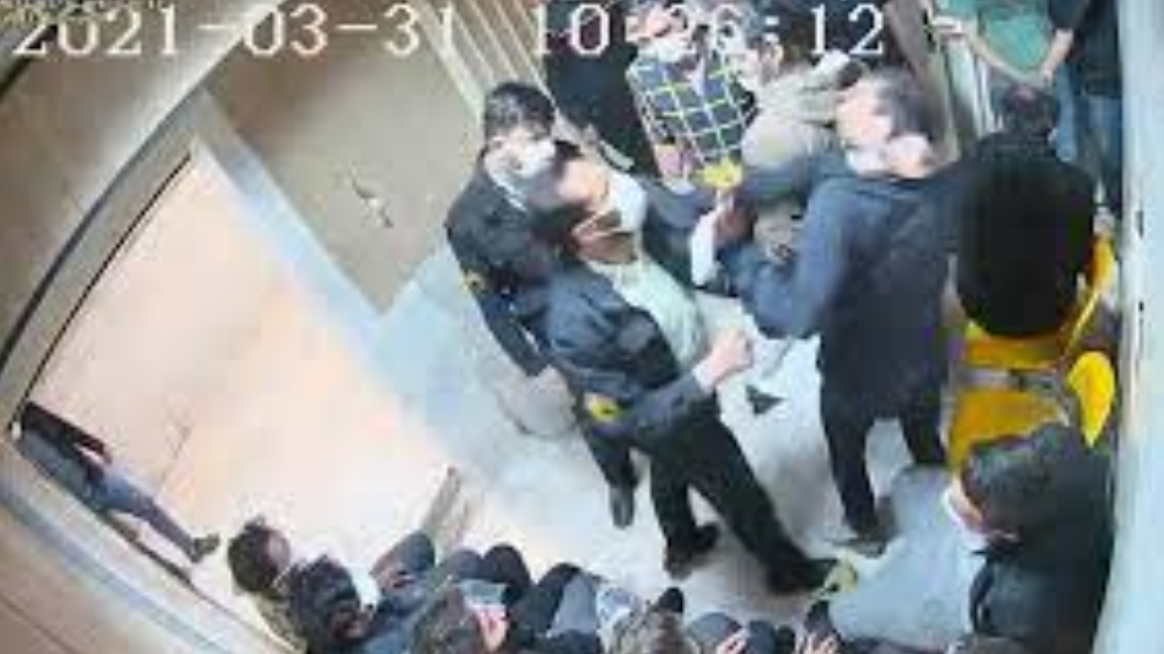 警衛出拳攻擊囚犯,影片日期紀錄為今年3月31日。(圖/翻攝自Iran News Wire 推特 @IranNW)