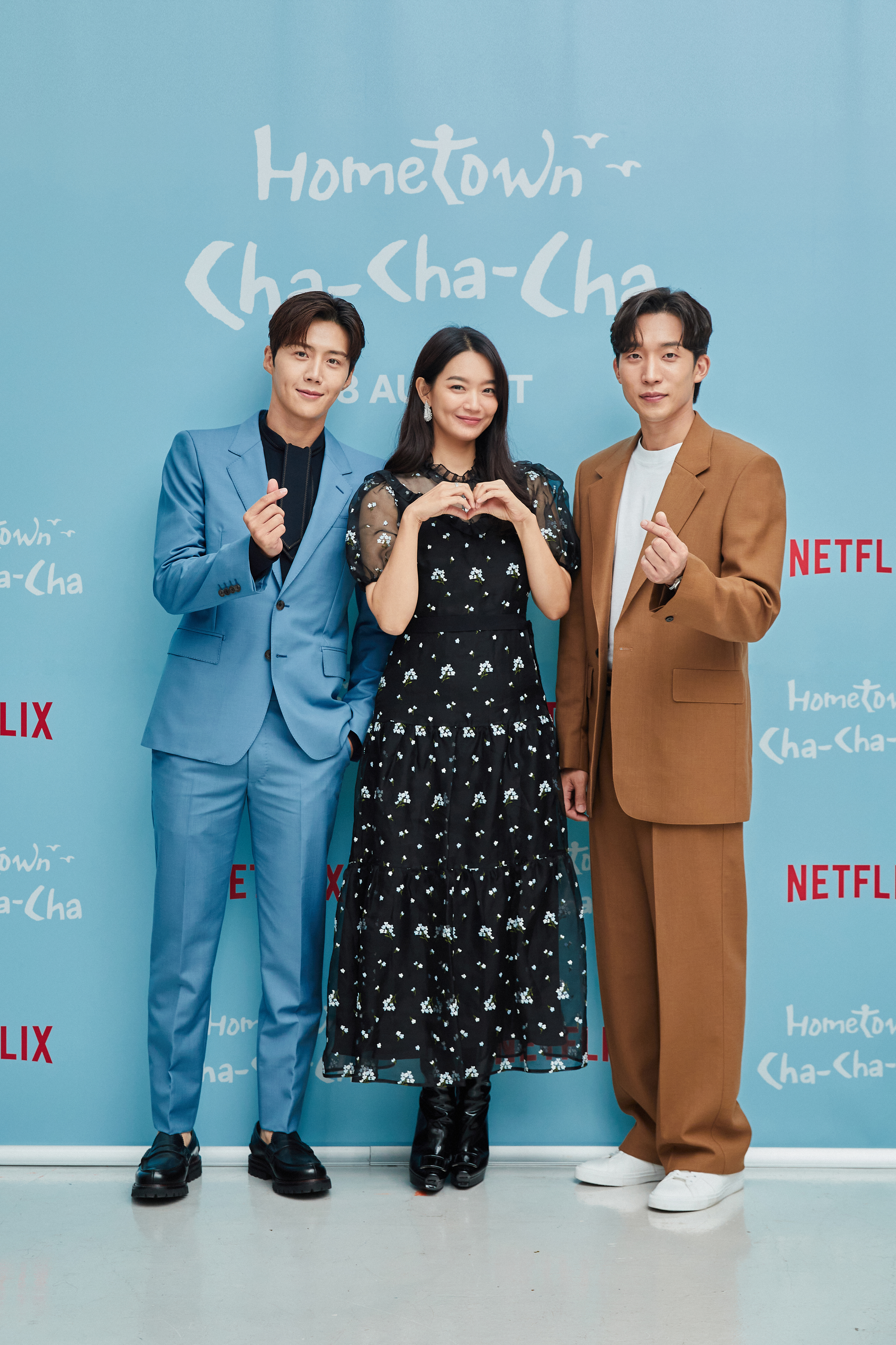 (圖左至右) 金宣虎、申敏兒、李相二主演《海岸村恰恰恰》。(圖/Netflix提供)