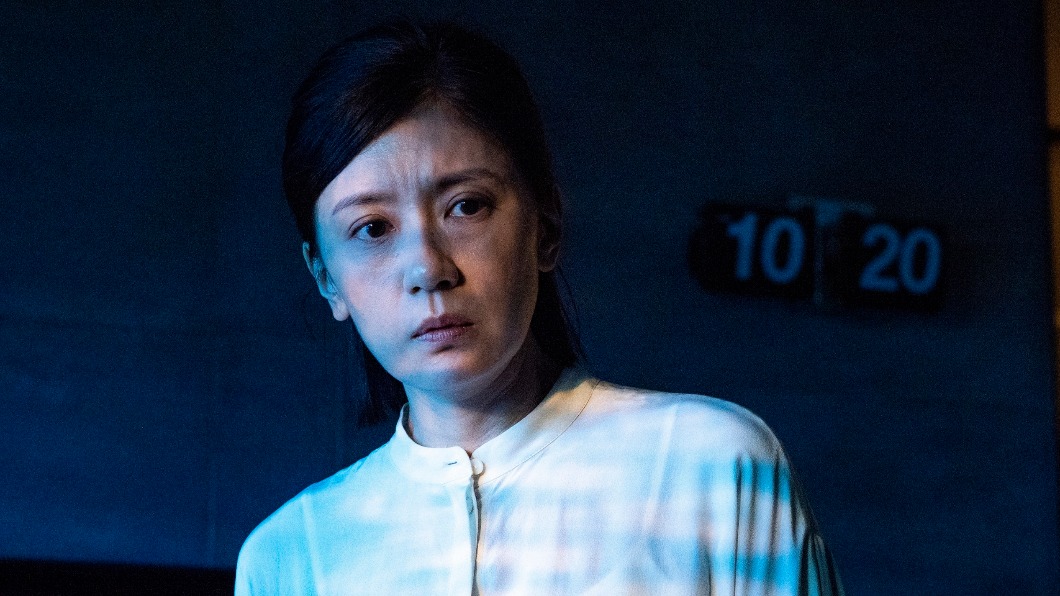 變成女兒的惡夢?賈靜雯和她「詭譎對望」 網一看嚇傻
