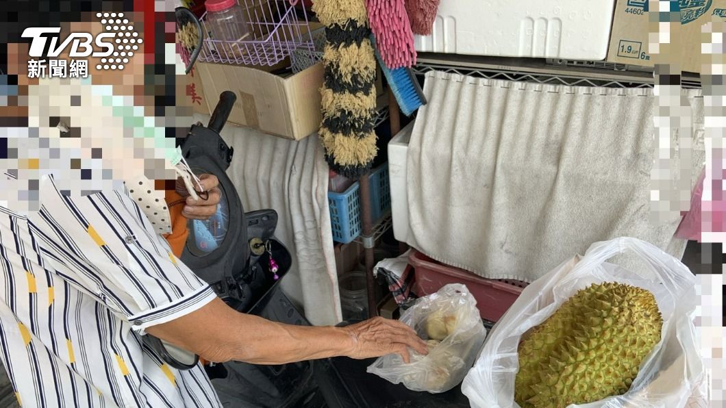 婦人向警方供稱,因為榴槤太香,一時忍不住才偷的。(圖/警方提供)