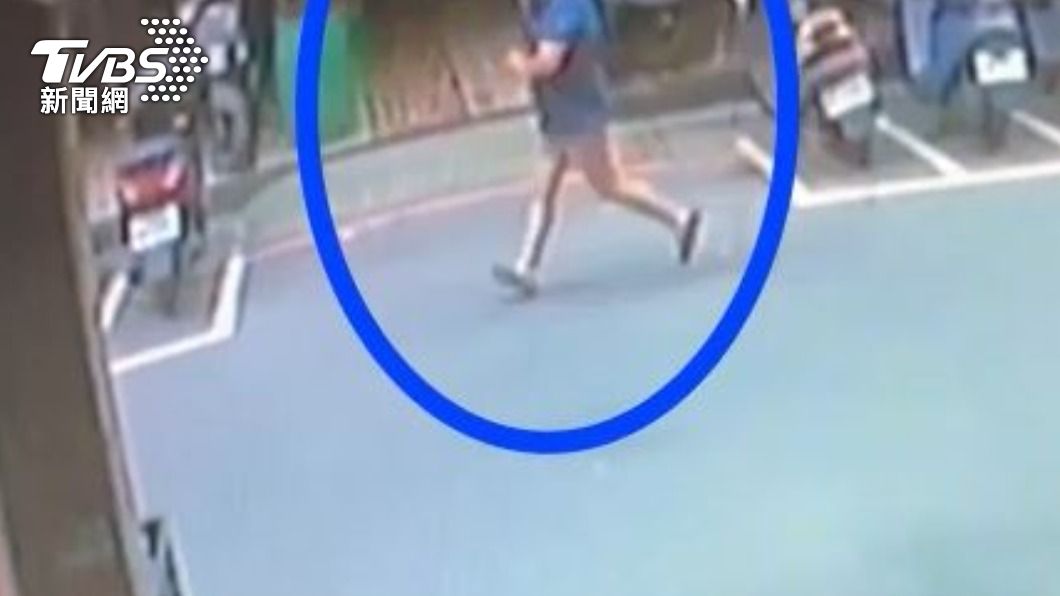 婦人遭嫌犯飛車行搶。(圖/TVBS)