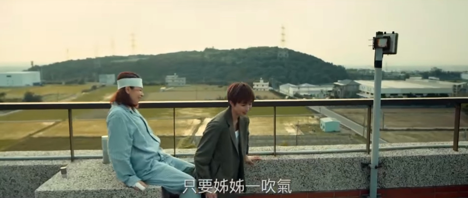 一場在頂樓天台的戲，讓兩人吃足苦頭。（圖／翻攝自徐若瑄臉書）