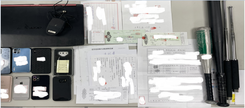 警方查扣球棒及甩棍各2枝、本票2張、委託書4張、筆記型電腦1台、手機8支等贓證物。（圖／警方提供）