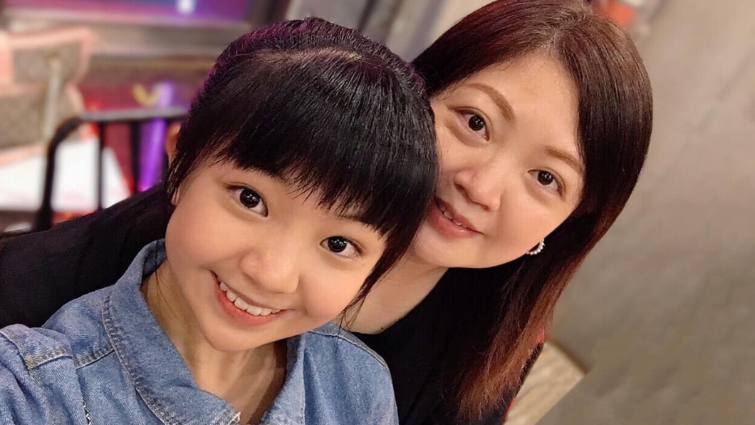 神基因!《俗女》小嘉玲曬親娘合照 網狂讚:姊妹無誤