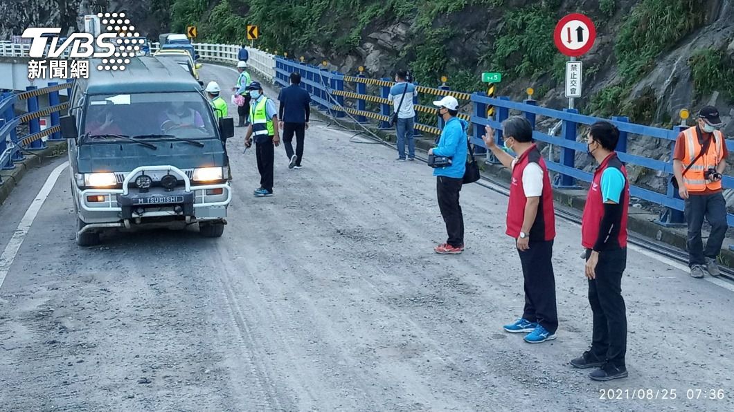 高雄桃源山區便道完工開放通行 農民運芒果下山