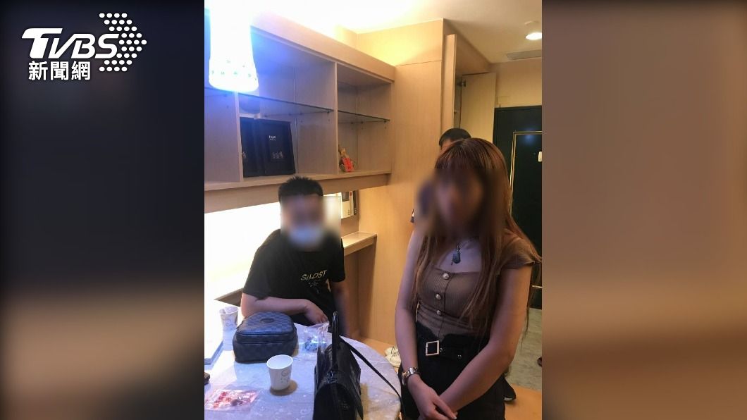 警方查獲85大樓日租套房內,3男2女違法群聚開毒趴。(圖/警方提供)