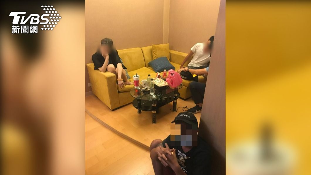 警方查獲85大樓日租套房內,3男2女違法群聚開毒趴。(圖/警方提供)