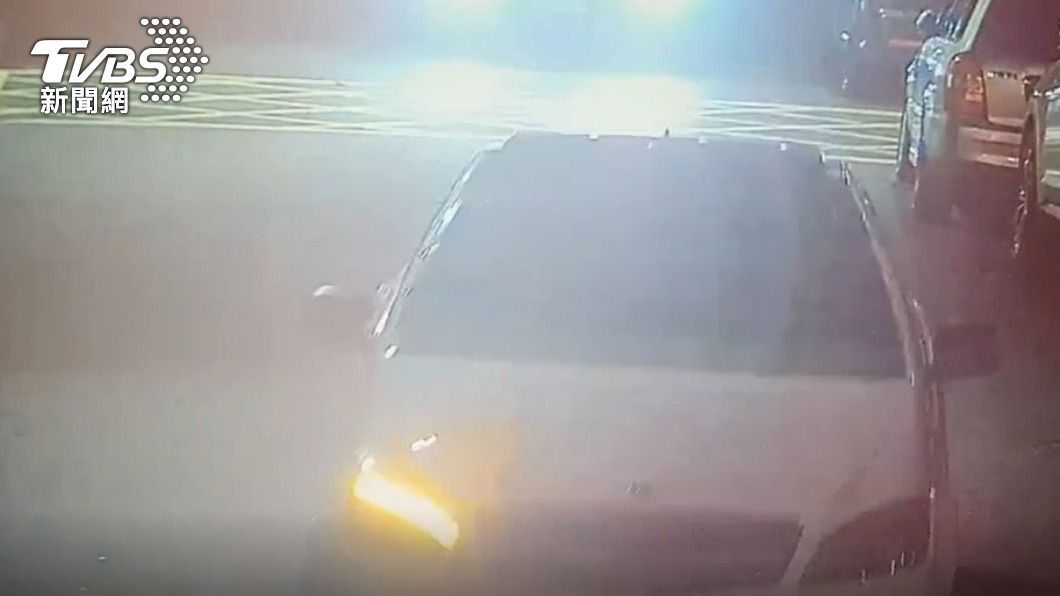 警方以車追人。(圖/TVBS)