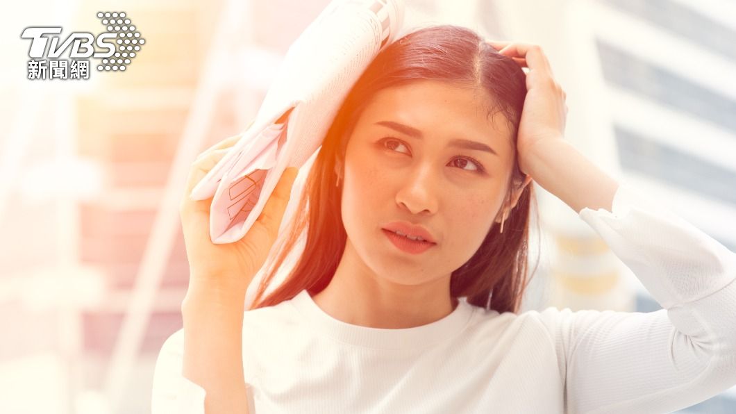 如果不幸曬傷,可使用鎮定、保濕保養品及補充水分應急。(示意圖/shutterstock達志影像)