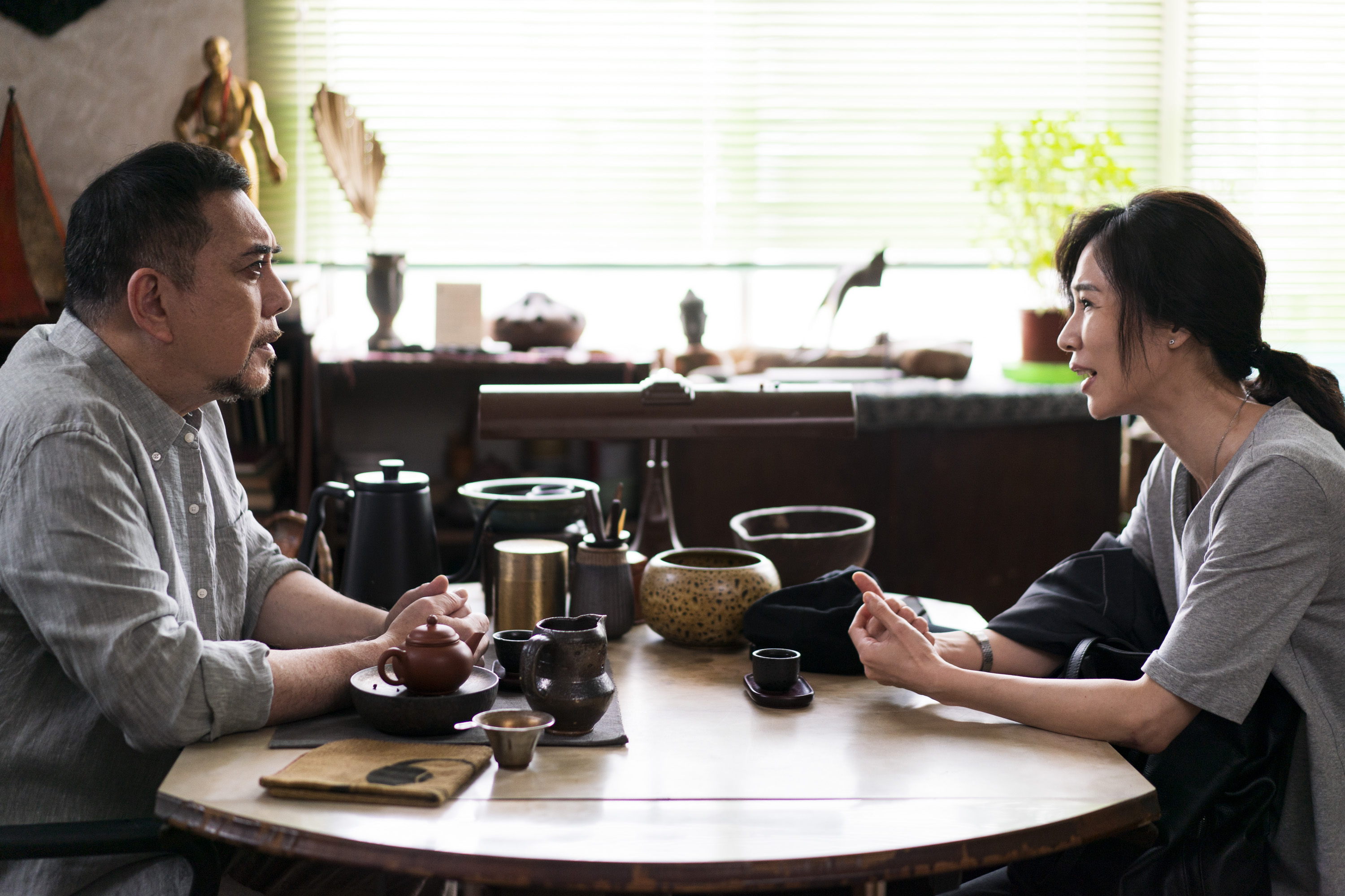 謝盈萱（右一）在劇中飾演心理師，黃秋生飾演推拿師。（圖／公視提供）
