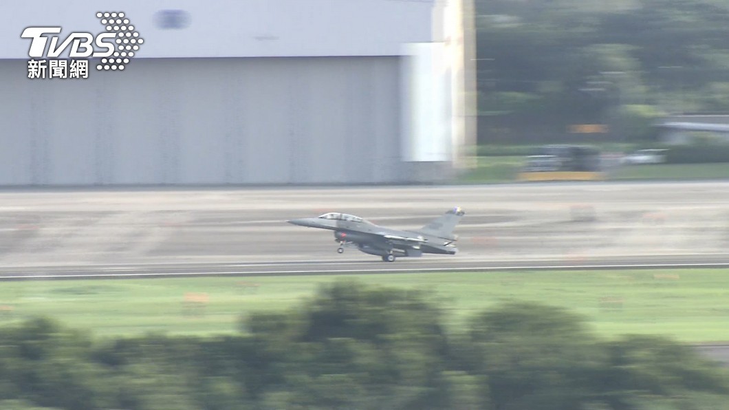 戰機首度成功降落屏東佳冬戰備道　完成演訓任務