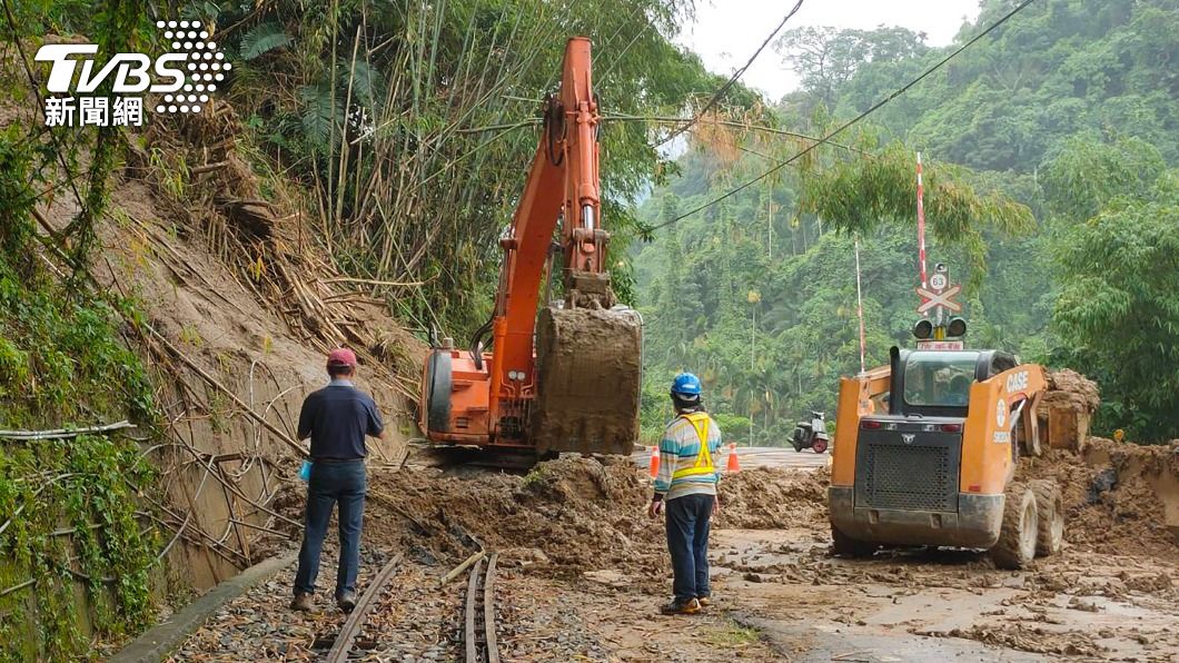 阿里山林鐵邊坡崩塌! 公車接駁受困遊客下山