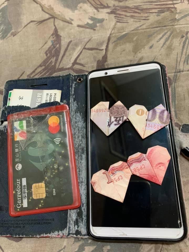 手機內的愛心紙鈔,是哥哥留下的遺物。(圖/翻攝自爆廢公社)