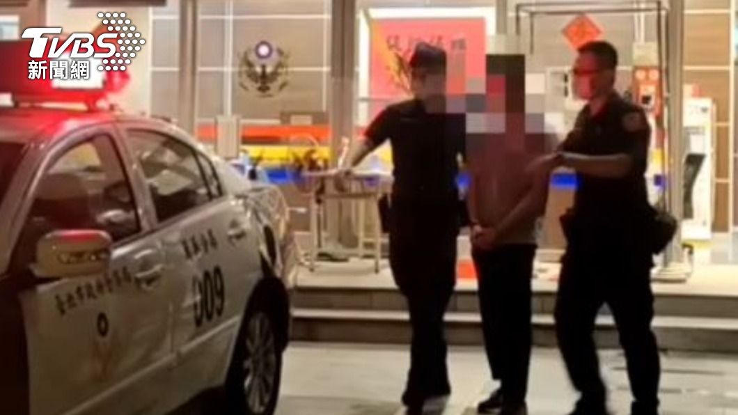 西門町物色短裙妹!男偷拍遭正義哥逮 手機超多裙底照