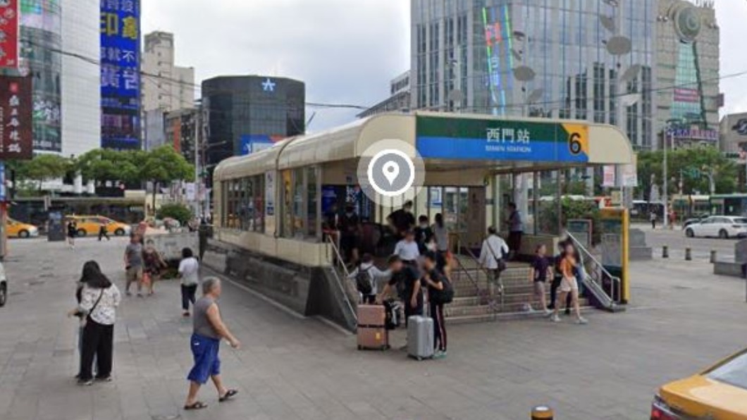 年輕女生在西門町捷運站手扶梯遭偷拍。(圖/翻攝自Google Map)