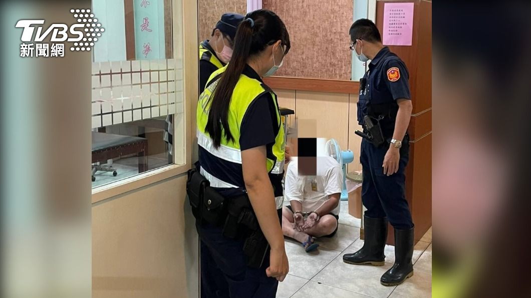 醉男回診所拿健保卡 作勢打人遭病患、護理師合力壓制