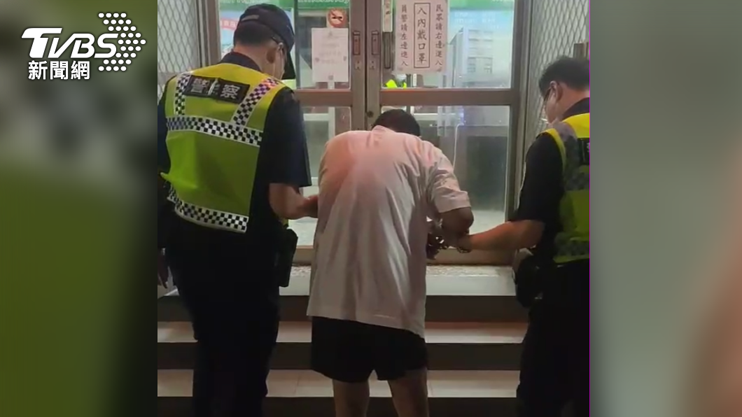 警方將其帶回偵辦。（圖／TVBS）