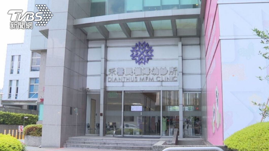 白衣民眾剛從帛琉返台需自主健康管理，卻帶著妻小前往婦產科打預防針。（圖／TVBS）