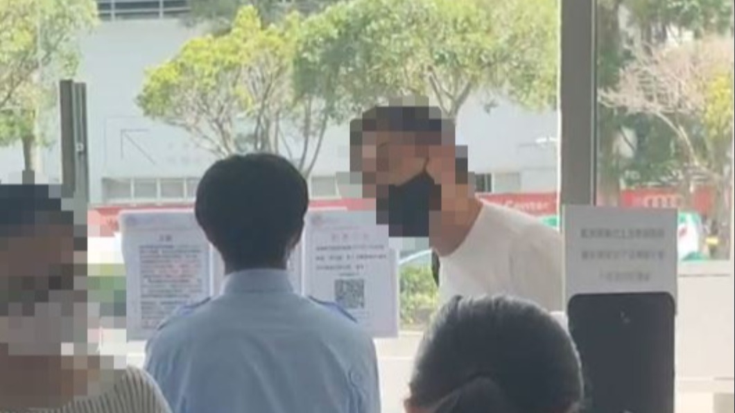 白衣民眾在婦產科門口咆嘯。（圖／當事人提供）
