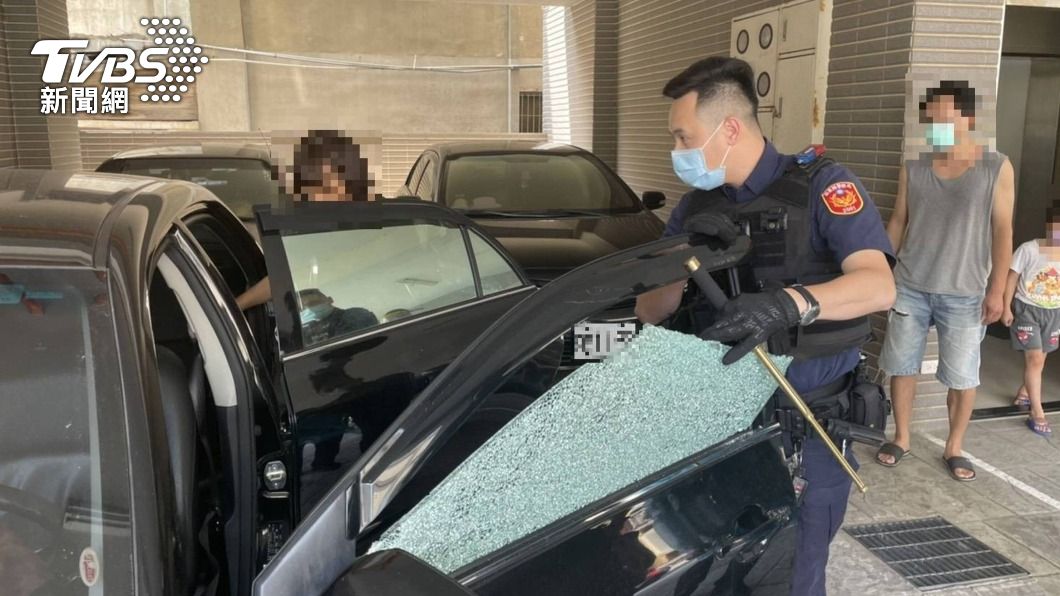 1歲兒被反鎖車內母急求助 苗栗警破窗助脫困