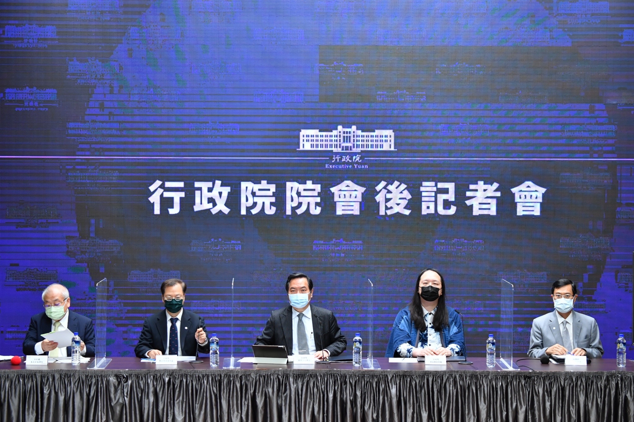 行政院說明振興五倍券細節。(圖/行政院提供)