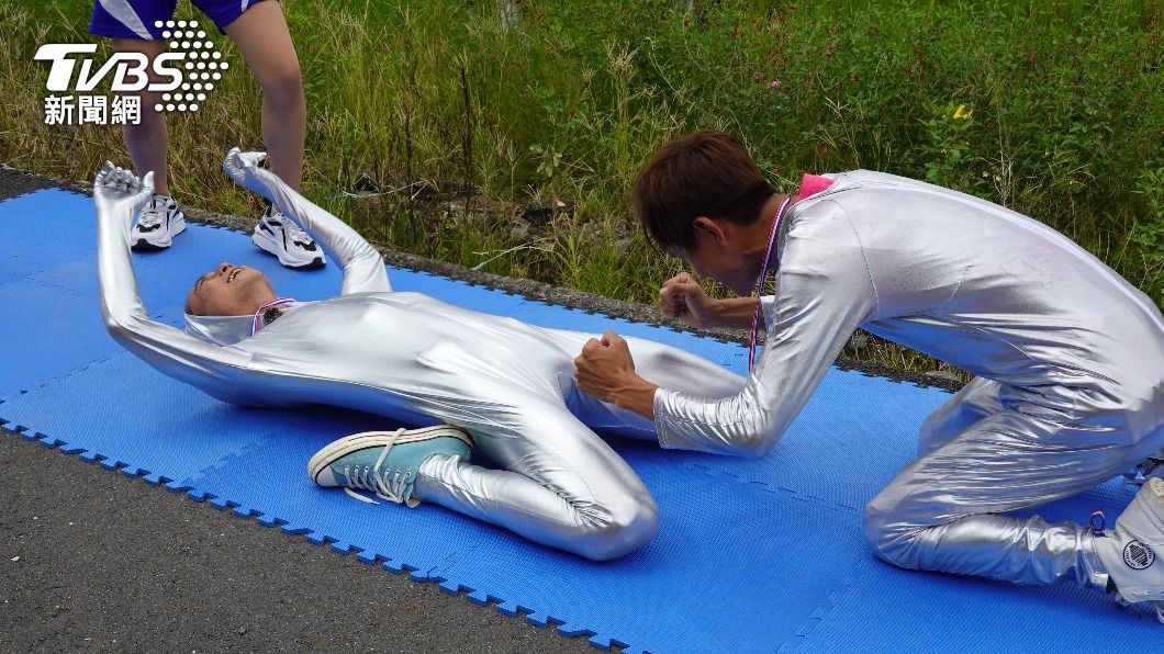 恥爆!阿翔害羞躺兩腿間 險被「小浩子」強行壓臉