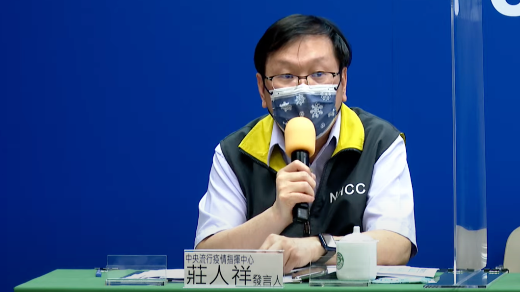 發言人莊人祥解釋接種疫苗後死亡案例。(圖/指揮中心)