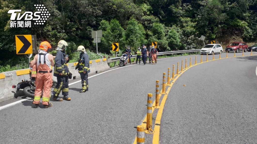 北宜公路坪林段今(26)日發生兩起過彎自摔事故。(圖/TVBS)
