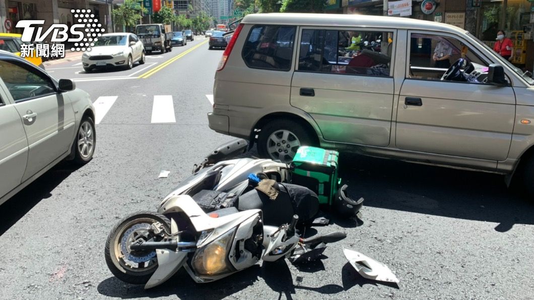 才剛送完餐!外送員路口與廂型車碰撞 手腳全傷