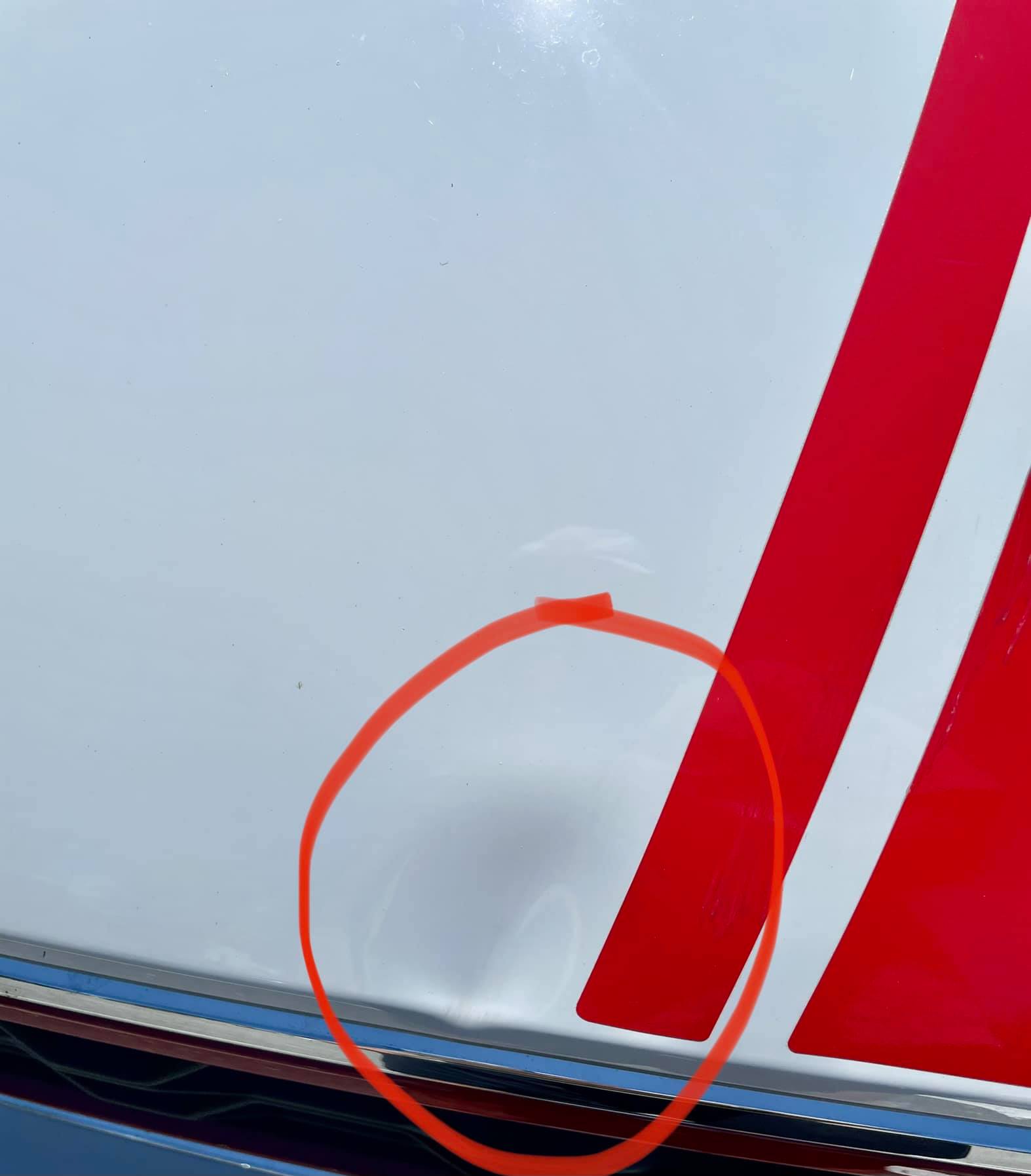 吳鳳愛車的車頭被撞凹。(圖/翻攝自吳鳳臉書)
