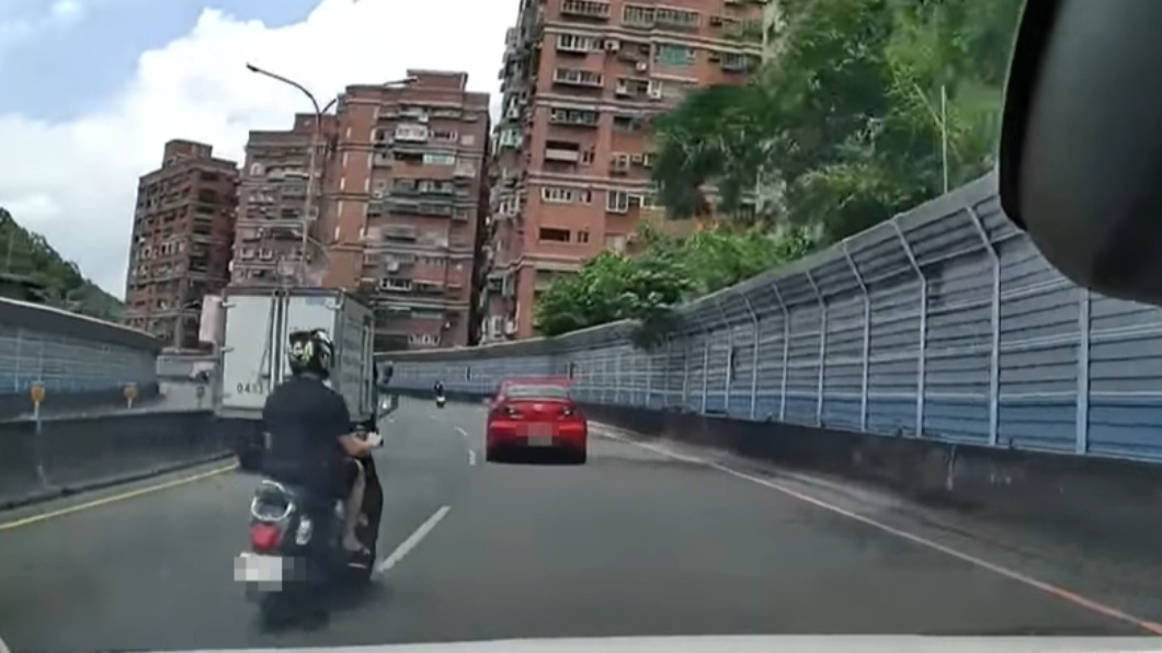一名騎士打算超車。(圖/翻攝自我們是新店人!! 靠北靠木,新店好黑特)
