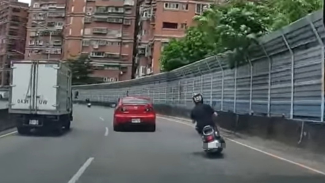 疑似車速過快失控。(圖/翻攝自我們是新店人!! 靠北靠木,新店好黑特)