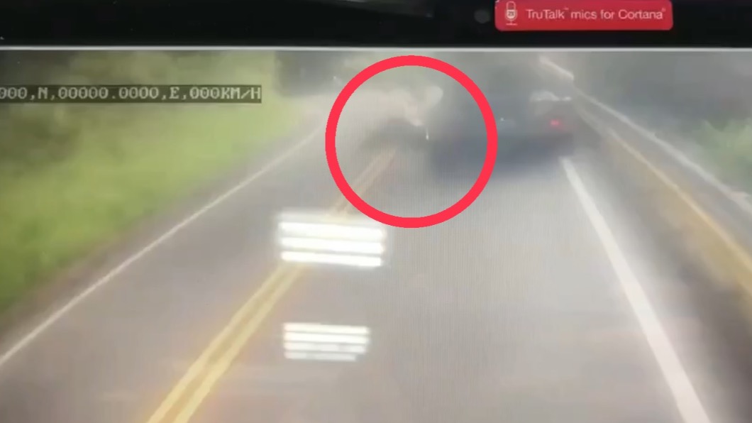 陳姓騎士碰撞第一輛水泥車。(圖/翻攝記者爆料網)