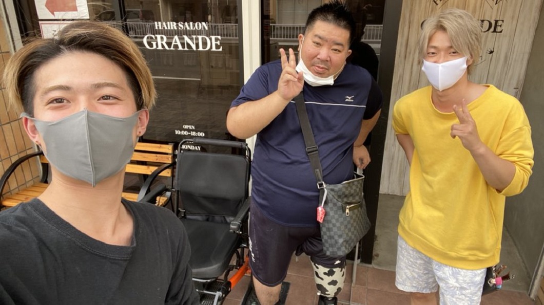 拓也哥日前和友人出遊,照片中發現他左小腿已經截肢裝上義肢。(圖/翻攝自コレステロールタクヤ_拓也哥推特)