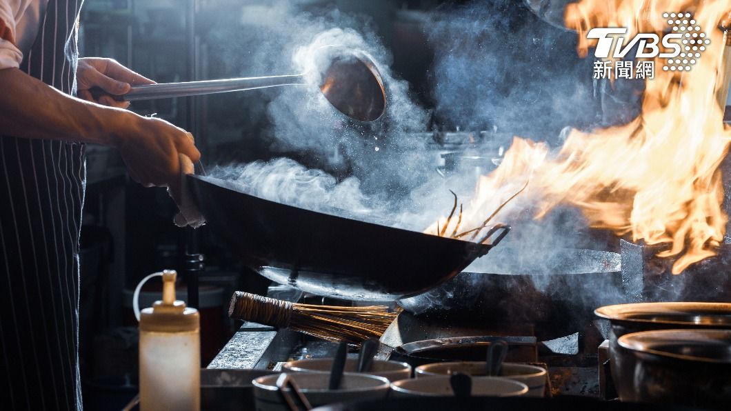一名廚師在料理時,被以砍頭的眼鏡蛇咬傷。(示意圖/shutterstock達志影像)