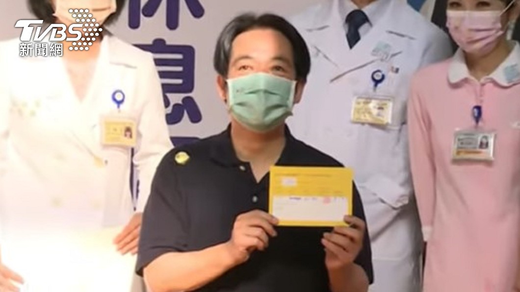 賴清德曬出疫苗小黃卡。(圖/總統府提供)