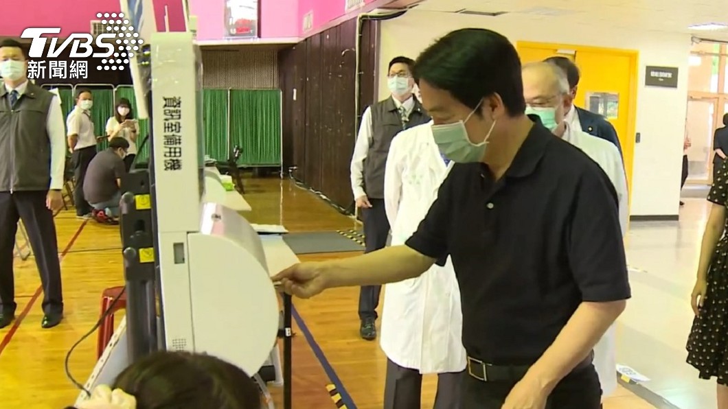 賴清德依照流程刷健保卡。(圖/TVBS)