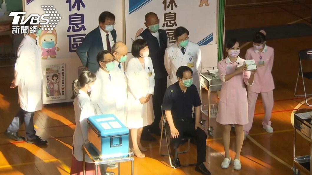 護理師展示高端疫苗。(圖/TVBS)