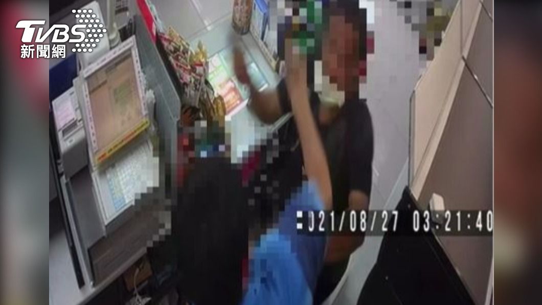 警棍vs.美工刀!超商店長遇毒犯搶劫 扭打胸部遭刺傷