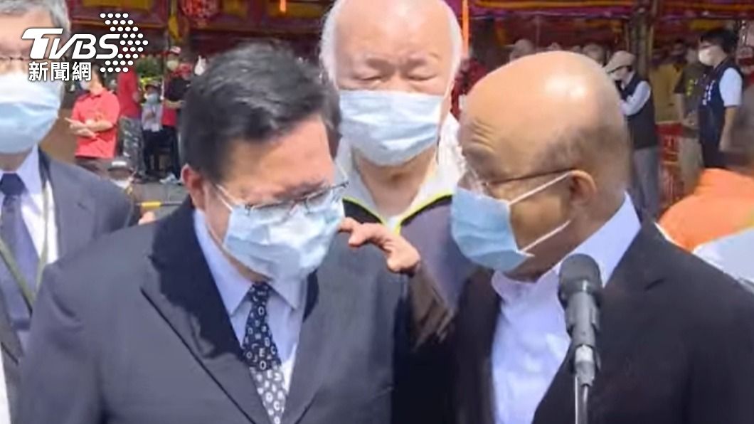 蘇輕拍鄭肩膀。(圖/SNG聯誼會提供)
