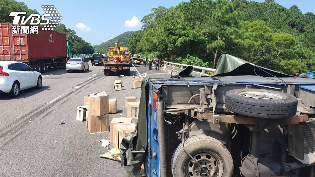 國3死亡車禍!聯結車與小貨車碰撞翻覆 1死1傷