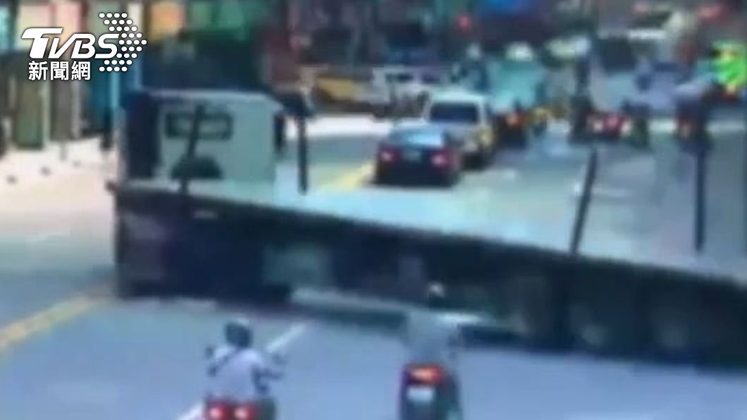 曳引車過彎撞斷消防栓。（圖／TVBS）
