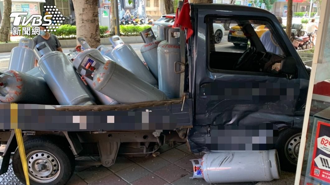 瓦斯罐掉滿地!貨車轉彎撞小黃衝人行道「差一步」進藥局