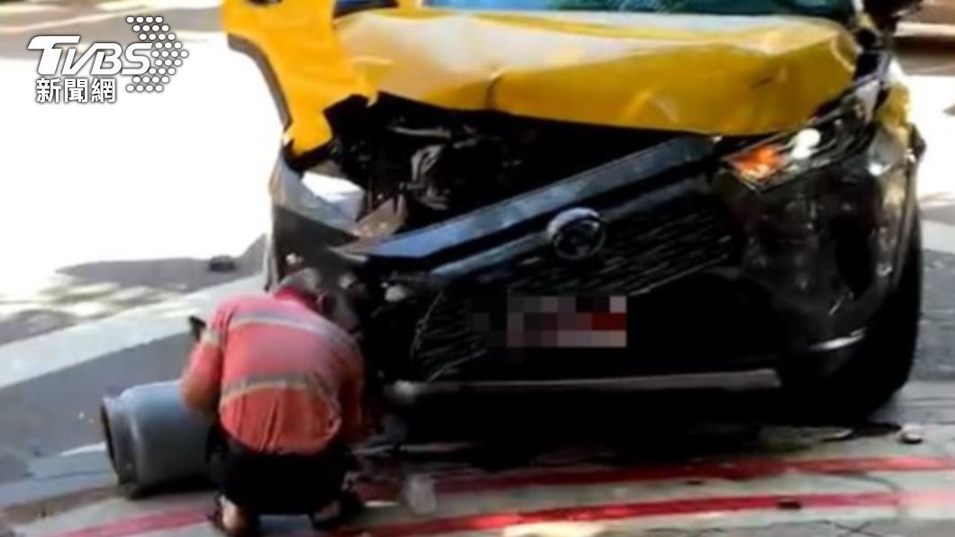 瓦斯罐散落,部分卡在計程車底。(圖/TVBS)