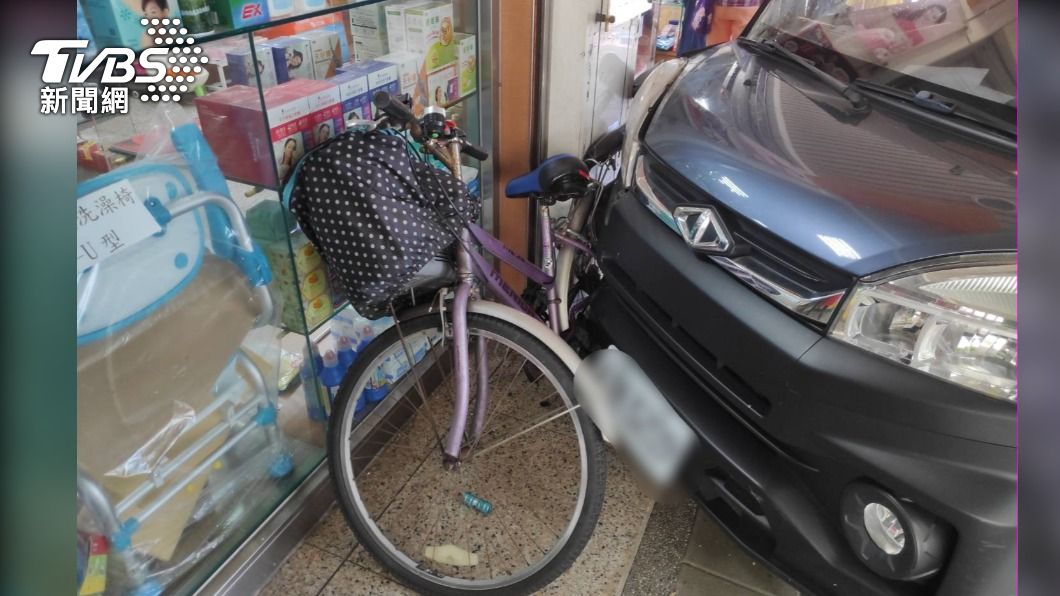 小貨車撞上人行道上腳踏車後停下。(圖/TVBS)