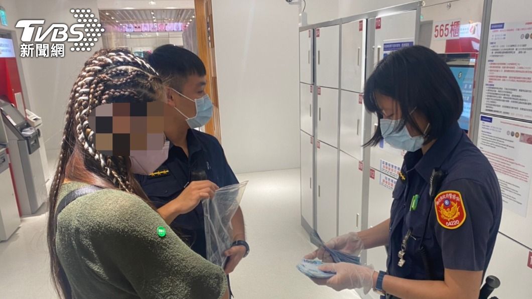 翁姓女子將偷走的17萬現金,藏在信義區百貨公司置物櫃。(圖/TVBS)