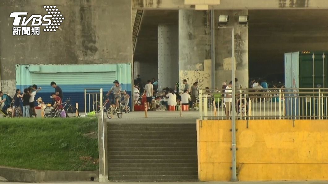 中秋連假將至,民眾團圓烤肉也需遵守防疫規範。(圖/TVBS資料畫面)