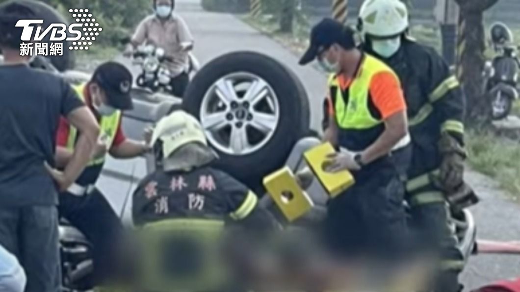 去年才喪夫!母載3子翻車 2人噴飛慘死、么兒恐截肢