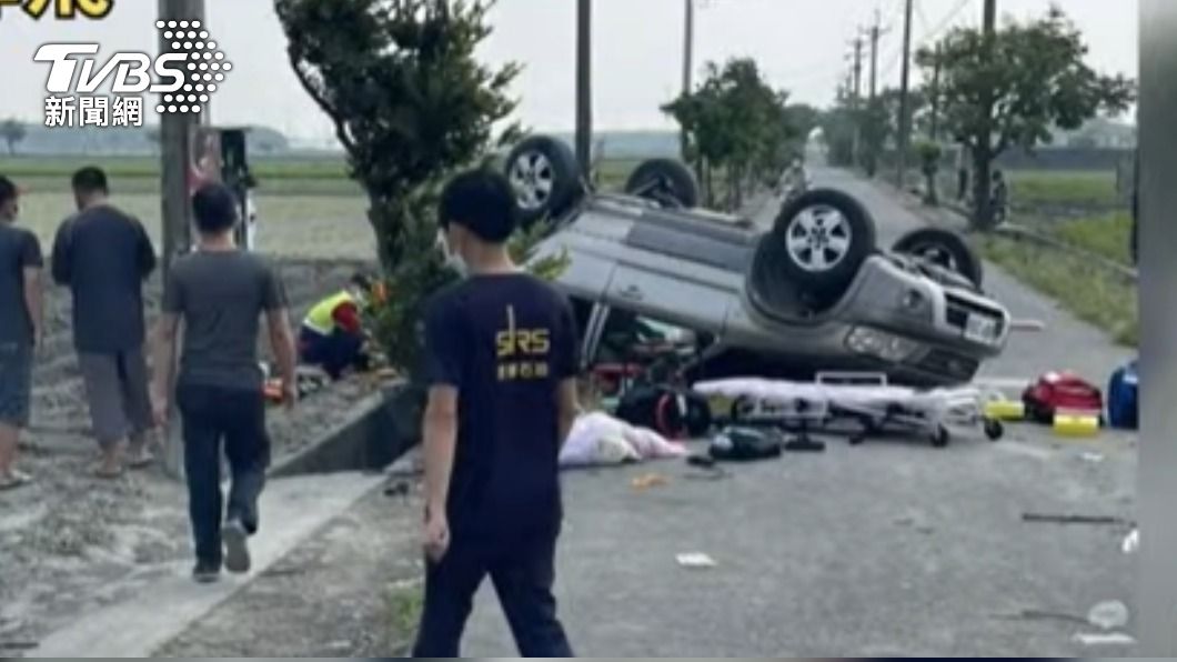 車輛翻覆。(圖/TVBS)