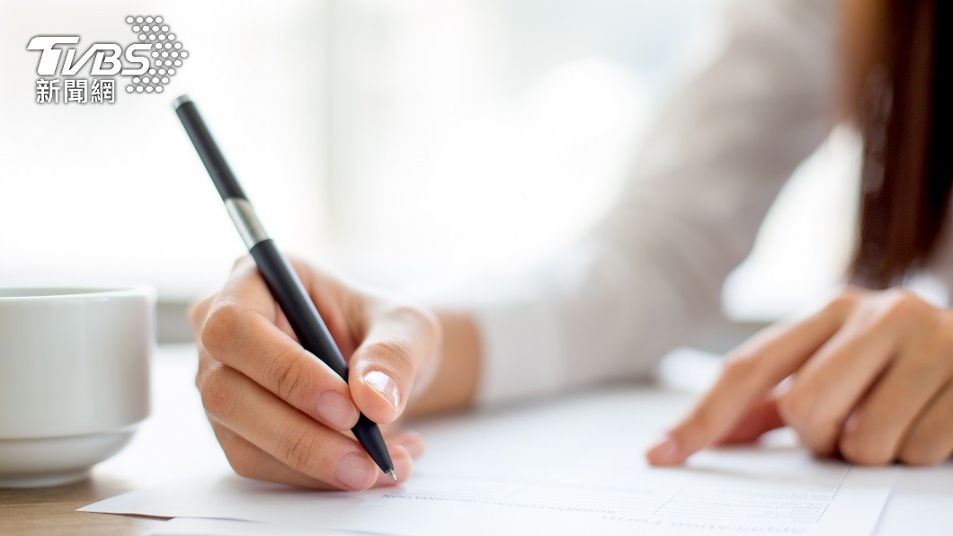 任何人在簽約前一定要仔細詳看合約內容保障自己權益。(示意圖/shutterstock達志影像)